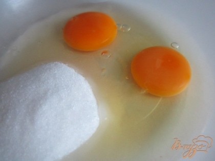Яйца взбить с сахаром (50 гр) в пышную пену.
