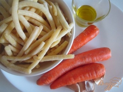 Желтая фасоль (заморозка), свежая морковь, чеснок и оливковое масло.