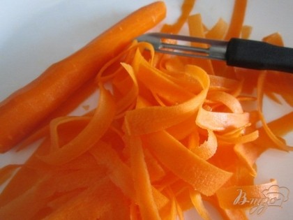 Морковь почистить и нарезать на полоски ножом экономкой.