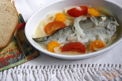 Рыбу подавать с овощами, полив соусом.Приятного аппетита!
