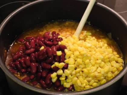 Из бобов и кукурузы слить сок и добавить их в кастрюлю
