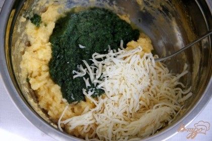 В картофельную массу добавить шпинат и тёртый сыр, тщательно перемешать, приправить по вкусу ( у меня - мельничка моорской соли с сушеными средиземноморскими травами)