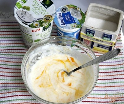 Заливка: смешать йогурт, крем-фреш, яйцо и 2 ст.л сахара