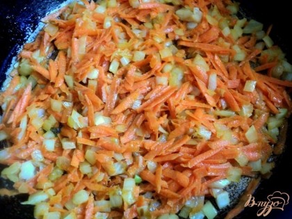 Лук мелко порезать, морковь натереть на терке. Пассировать лук на растительном масле до прозрачности, затем добавить морковь и пассировать овощи до мягкости. Укроп, петрушку мелко порезать.