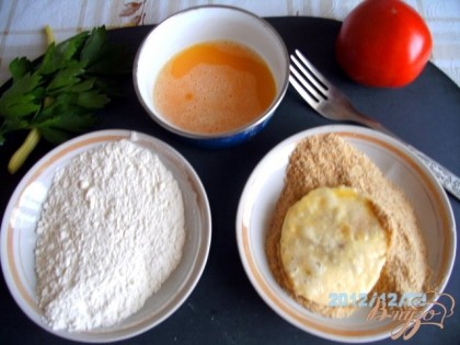 Подготовленный сыр панируем в муке, яйце и  сухарях в так званой тройной панировке.