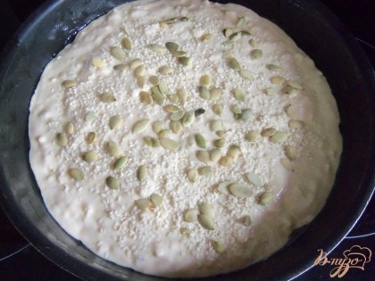 Тесто выложить в смазанную маслом форму. Посыпать кунжутом и тыквенными семечками.