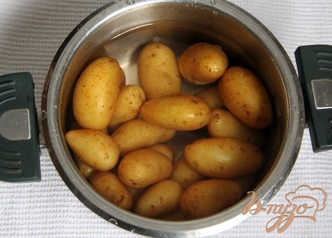 Отварить картофель в мундире, обдать холодной водой, очистить