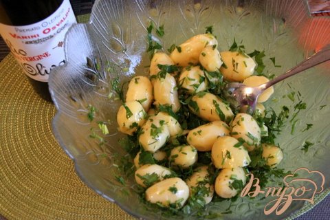 Мелко нарубить зелень (петрушка, укроп, кинза) и добавить к картофелю, заправить оливковым маслом.