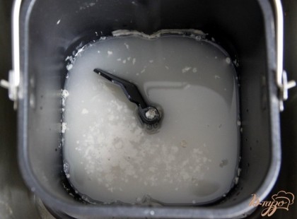  В ведерко ХП налить теплую воду, добавить дрожжи и оставить минут на 5-10, а пока просеиваем и взвешиваем муку, масло.