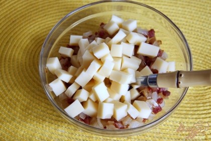 Нарезать мелкими кубиками твёрдый сыр (у меня - эмменталер) и добавить к остывшему мясу и луку. Начинка готова.