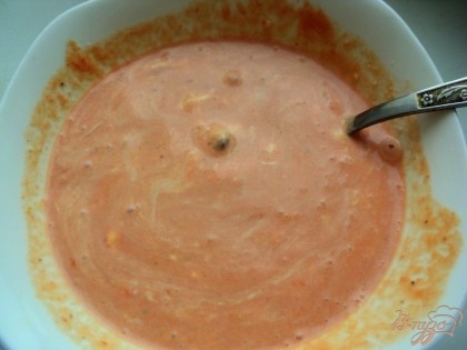Приготовить соус: смешать сметану, томатную пасту, изюм, посолить и поперчить по вкусу, добавить немного бульона и перемешать.