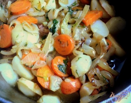 Когда мясо станет мягким добавить верхним слоем картофель, оставшийся лук и морковь.