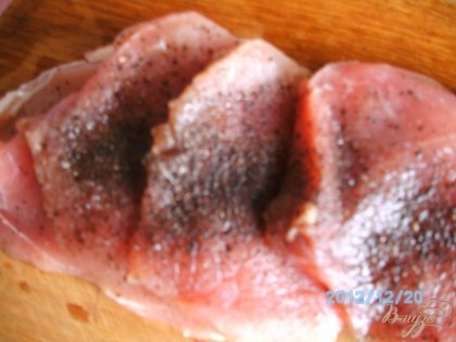 Корейку из свинины нарезаем на куки, весом 100 грам.
