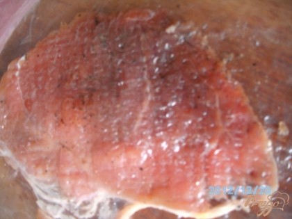 Мясо посыпают солью, перцем и отбивают с обеих сторон.