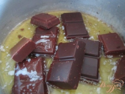 Сливочное масло и шоколад растопить на водяной бане.