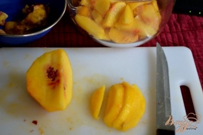 Разогреть духовку до 160 гр. Очистить персики и порезать дольками.