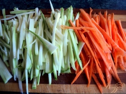 Морковь, кабачок  нарезать тонкой длинной соломкой.