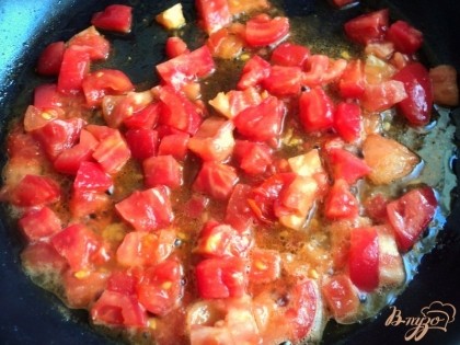 Приготовить томатный соус: помидоры надрезать сверху крестообразно и залить на 1-2 минуты кипятком. Затем обдать помидоры холодной водой и снять кожицу. Нарезать помидоры мелким кубиком. Припустить помидоры на сковороде на оливковом масле до мягкости.