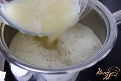 Готовое яблочное пюре добавить к бульону с рисом. Довести до кипения, добавить куриные кусочки,