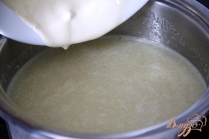 Заправить суп сметанно-желтковой смесью. Хорошо перемешать и довести до кипения. Но не кипятить!!! Посолить по вкусу.