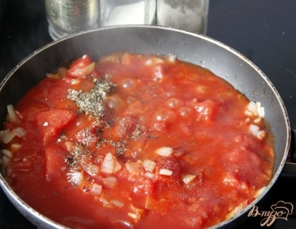 Соус. Мелко нарезать лук и чеснок, обжарить на раст.масле до прозрачности, добавить кусочки томатов в собственном соку, орегано, соль, перец, сахар. Накрыть крышкой и тушить 5 мин.