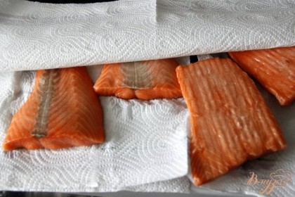 Филе лосося нарезать порционно, помыть, просушить бум.полотенцами.