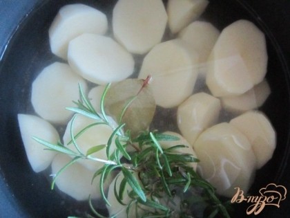 Картофель почистить, нарезать на кусочки и отварить до готовности , добавив веточку розмарина и лаврушку. Соль по вкусу.