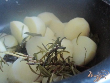 Из готового картофеля воду слить, убрать розмарин и лаврушку.