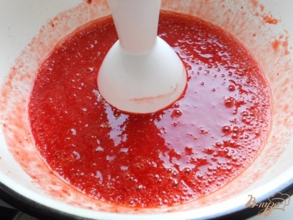 Измельчить ягоды в блендере вместе с сахаром. Переложить получившееся пюре в миску.