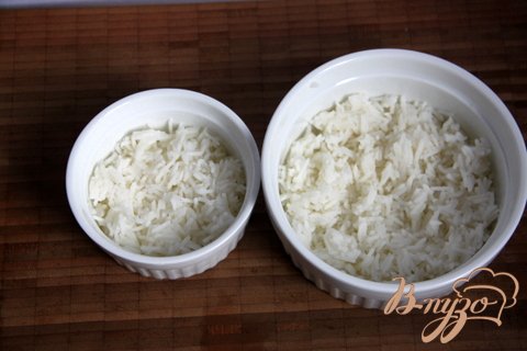Формочки для запекания смазать сливочным маслом, выложить слой готового риса (можно заменить на пластинки отварного картофеля).