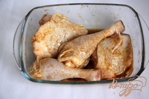 Замариновать куриные запчасти в соусе на 10-15 мин. Время можно увеличить до часу-двух! Затем запечь в духовке при 180*С ок.30 минут, периодически  поливая их маринадом.