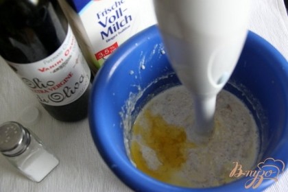 Постоянно подливать молоко(сливки)  в соус во время взбивания, чтобы добиться  консистенции жидкой сметаны.