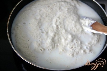 Перелить соус в сотейник или небольшую сковороду и прогревать на огне, помешивая. Посолить, поперчить, если густо - добавить сливки/молоко.