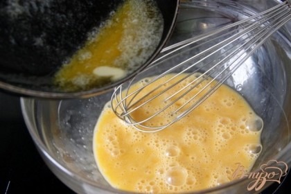 Вводим в яйца почти все растопленное сливочное масло тонкой струйкой,постоянно помешивая.Солим и перчим (белым перцем) по вкусу.