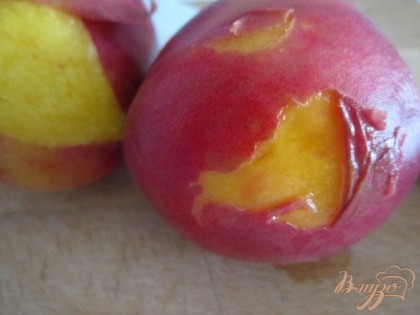 Персики обдать кипятком, снять кожицу и нарезать на кусочки.