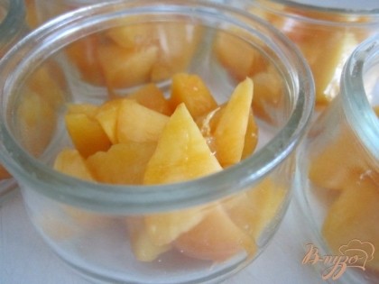 Кусочки персика разложить по порционным баночкам (креманкам )