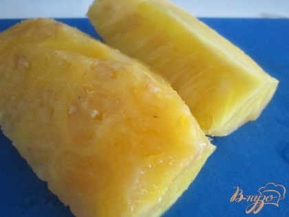 Половинку ананаса (заранее почистить) нарезать на кусочки.