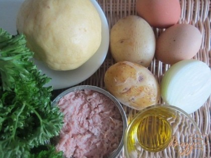 Для начинки яйца и картофель нужно заранее отварить.Половинка репчатого лука, консервированный тунец, зелень петрушки, оливковое масло для обжаривания лука.