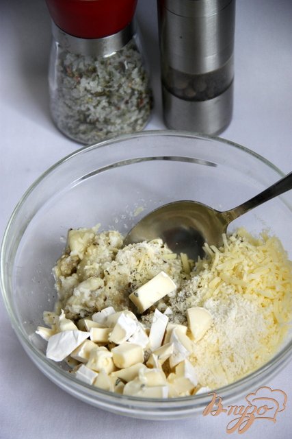 Сыры натереть на тёрке (пармезан, гауда, моцарелла), порезать мал.кубиками (бавария блю.Смешать мякоть бавклажана с размоченным хлебным мякишем и сырами. Посолить морской солью и приправить ч.перцем.
