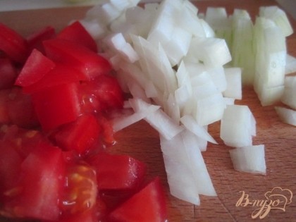 Нарезать на кубики половинки томата и репчатого лука.