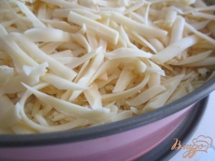 Накрыть слоем риса, посыпать тертым сыром и поставить в разогретую духовку на 30 мин. при 180 гр.