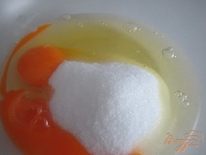 Яйца разбить в салатник , добавить сахар и взбить в пену.