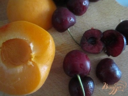 Из абрикос и черешен вынуть косточки, нарезать  на кусочки по желанию.
