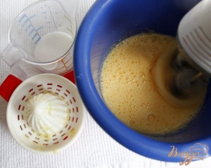 Яйца взбить, добавить постепенно  сахар, в течении 10 минут, ввести постепенно сок  лимона.