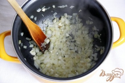 Для соуса: Разгретьв сотейнике оливковое масло и обжарить мелконарезанные лук и чеснок до прозрачности.