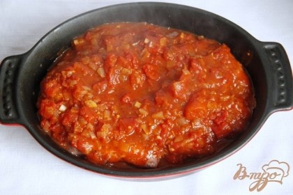 Сформировать из фарша шарики, выложить в форму для запекания, залить томатным соусом.Запекать в духовке при температуре 180* С в течение 30-40 минут.