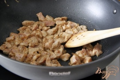  В глубой сковороде (воке) разогреть растительное (оливковое)масло, выложить мясо с маринадом.  Обжарить мясо на сильном огне, постоянно помешивая.