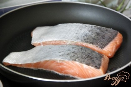 Филе лосося быстро обжарить на хорошо разогретом оливковом масле со всех сторон (я не снимала шкуру, чтобы филе не распадалось при дальнейшей к/обработке)по 3-6 мин. (в зависимости от толщины).