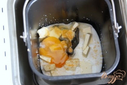 Тесто замешиваем в ХП (по инструкции):  50 мл молока, 20 г сахара, 0,5 ч. л. соли, 50 г мягкого масла, яйцо маленькое или половинку.Добавить цветочную апельсиновую воду или пакетик апельсиновой цедры от д-р Оеткер (можно заменить на ванильный вариант).