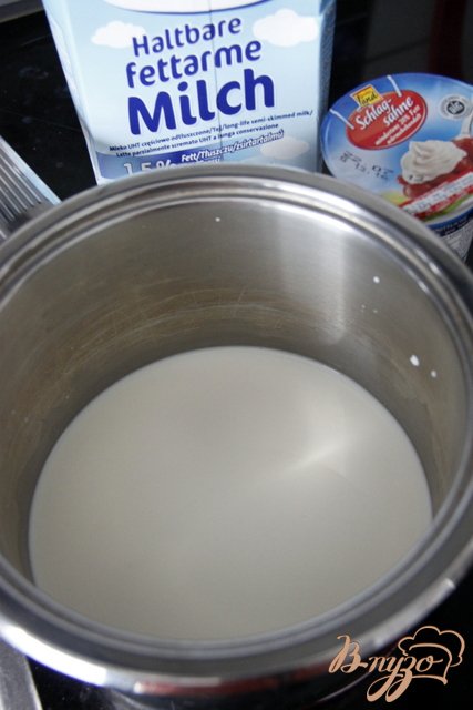 Крем.  100 мл сливок (любой жирности), 150 мл молока довести в кастрюле до кипения.